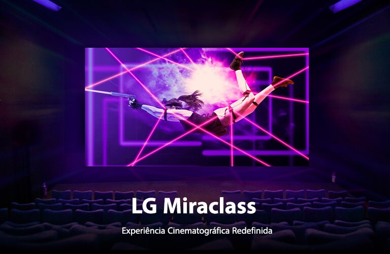 Uma grande tela LED mostra uma colorida e vívida cena de ação no cinema.