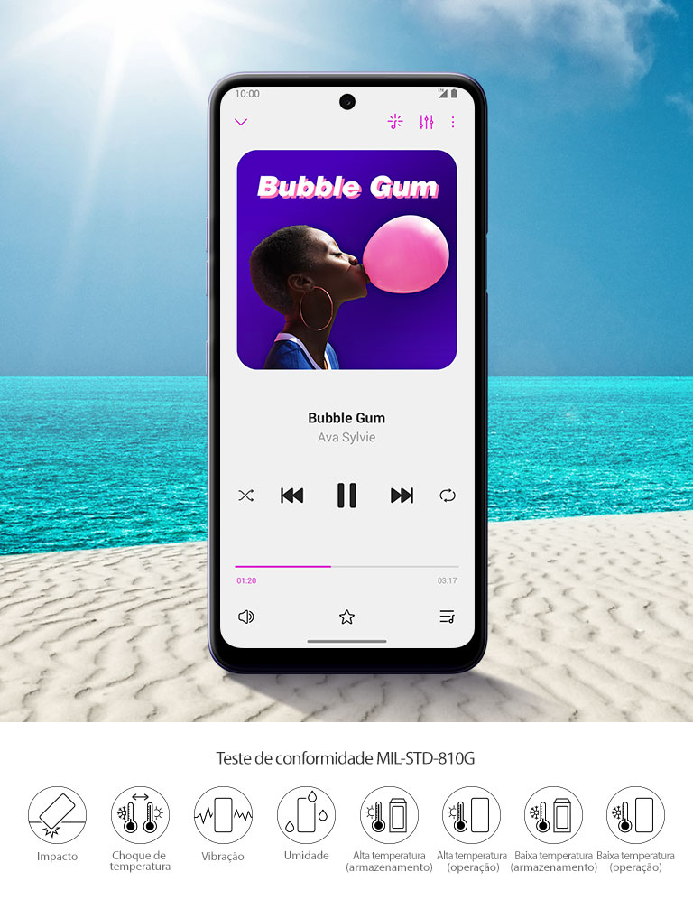 Smartphone na praia tocando música.
