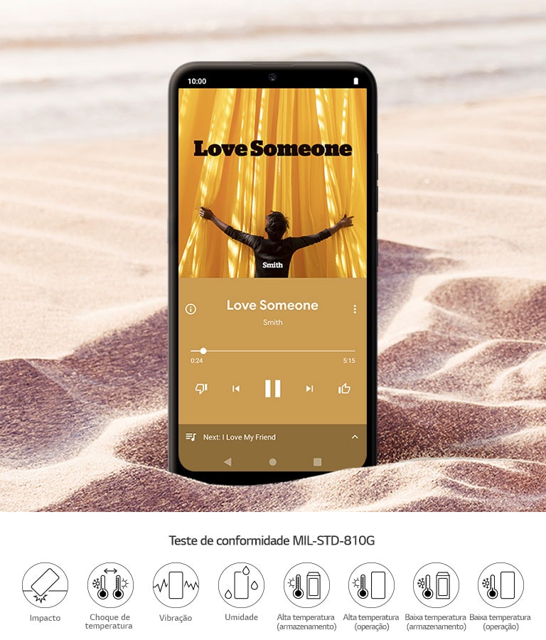 Smartphone tocando música no meio do deserto