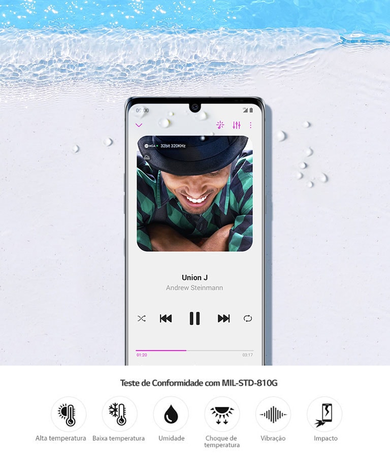 LG VELVET deitado na praia.