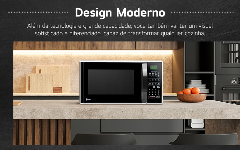 Forno micro-ondas LG em bancada de cozinha moderna com design sofisticado, ao lado de tigela de laranjas e tábuas de corte.
