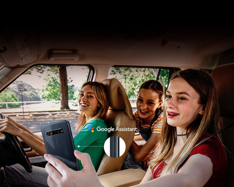 Mulher usando a função Google Assistente do smartphone para pesquisar enquanto está dentro do carro