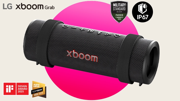 O xboom Grab está posicionado na diagonal, em um fundo rosa-círculo. À direita, acima, estão os logotipos do Padrão Militar e do IP67, enquanto, na parte inferior esquerda, estão os logotipos do Prêmio iF Design e do Prêmio Digital Trend.