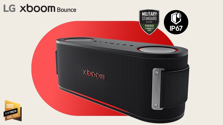 O xboom Bounce está posicionado na diagonal, sobre um fundo vermelho. À direita, acima, estão os logotipos do Padrão Militar e IP67, enquanto, na parte inferior esquerda, está o logotipo do Prêmio Digital Trend.
