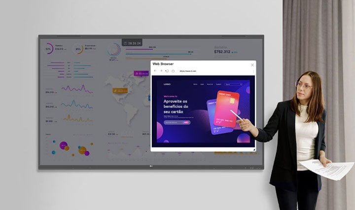 Um quadro branco interativo é montado na parede da sala de conferências, com a barra de menu intuitiva exibida na tela.