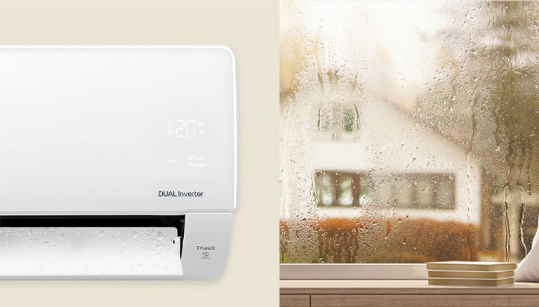 Ar-condicionado Dual Inverter LG à esquerda e janela embaçada pela chuva com casa ao fundo à direita.