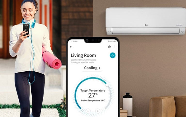  Pessoa segurando tapete de ioga, smartphone exibindo controle de temperatura do ar condicionado LG ao lado.