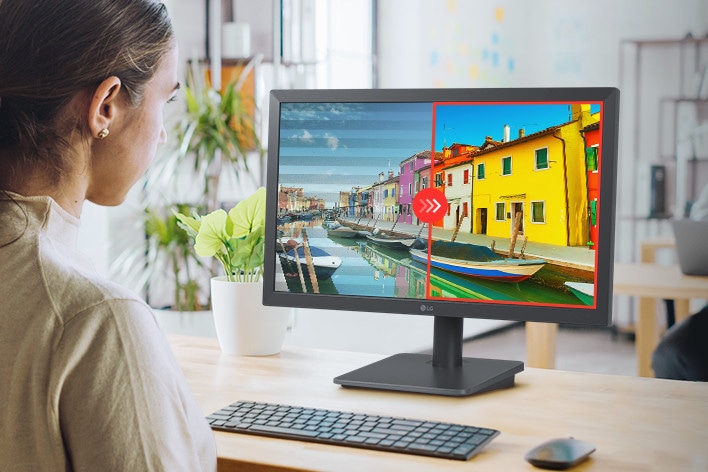 A imagem mostra uma pessoa usando um monitor LG com a tecnologia Flicker Safe, que reduz a oscilação invisível da tela para uma experiência de visualização mais confortável.	