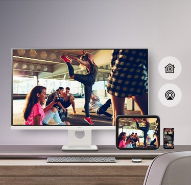 Na mesa, há um monitor exibindo uma cena de um filme, e a mesma cena é exibida em um tablet e um dispositivo móvel colocado no canto inferior direito.