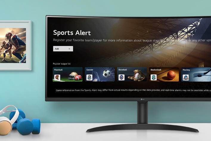 A tela do monitor inteligente colocada na mesa exibe a tela do SPORTS APP.