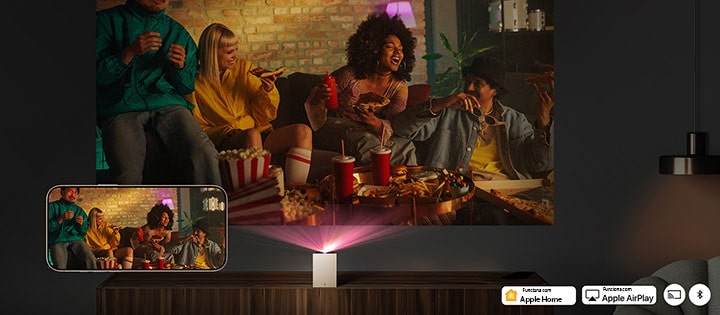 Imagem de uma festa sendo espelhada de um smartphone para um projetor LG CineBeam.