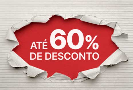 Um homem segurando vários pacotes embrulhados com 'LG Member Days'.