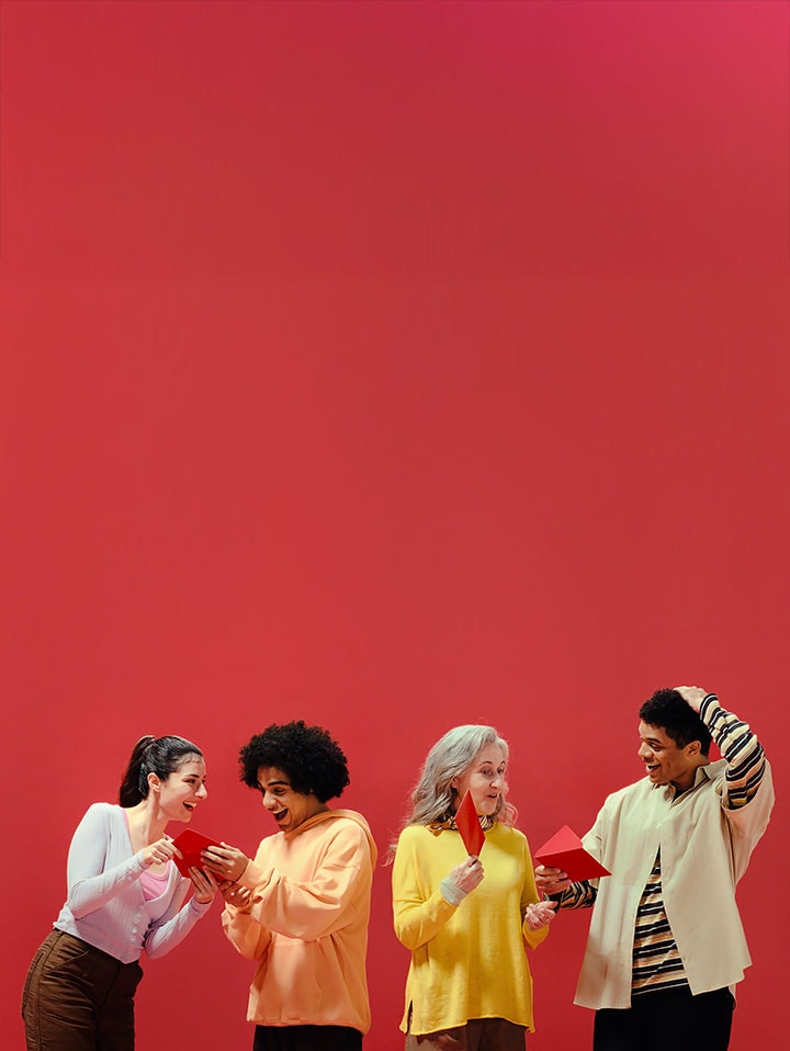 Uma mulher carregando várias caixas embrulhadas com a embalagem do LG Member Days, e pessoas olhando com inveja de trás.