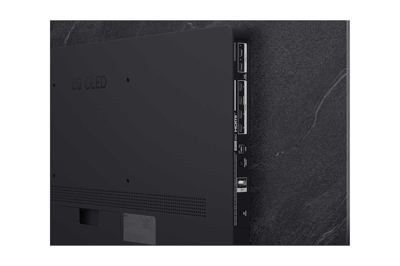 A LG OLED evo AI C6 está instalada na parede de uma sala de estar elegante, apresentando um design ultrafino com bordas estreitas, e exibe na tela uma paisagem urbana à beira do rio ao pôr do sol.