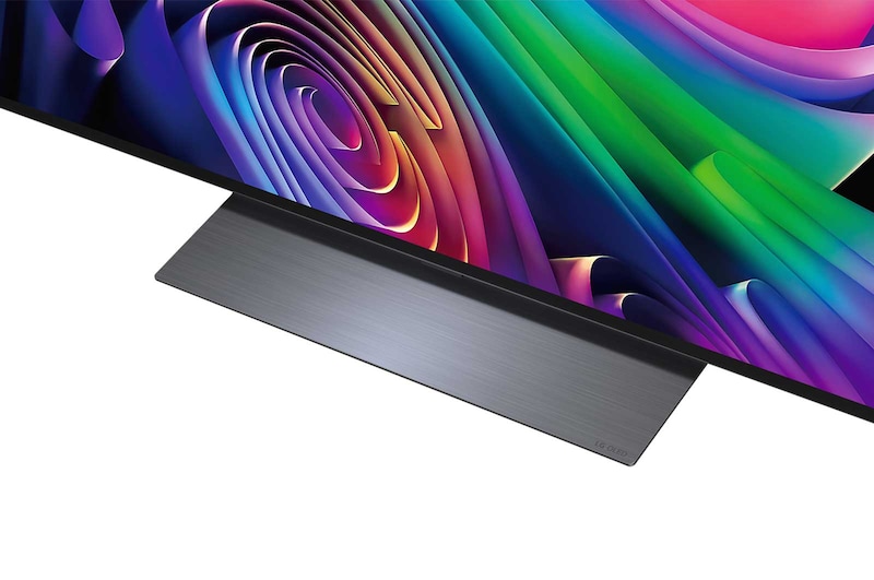 A LG OLED evo AI C6, para uma experiência de jogo imbatível em 4K a 165Hz, exibe um jogo de corrida em alta velocidade com um carro amarelo de fórmula em movimento, a palavra "WIN" em negrito na tela e os logotipos NVIDIA G-SYNC e AMD FreeSync Premium na parte superior.