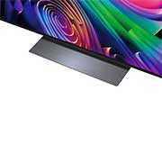 A LG OLED evo AI C6, para uma experiência de jogo imbatível em 4K a 165Hz, exibe um jogo de corrida em alta velocidade com um carro amarelo de fórmula em movimento, a palavra "WIN" em negrito na tela e os logotipos NVIDIA G-SYNC e AMD FreeSync Premium na parte superior.