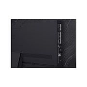 A LG OLED evo AI C6 está instalada na parede de uma sala de estar elegante, apresentando um design ultrafino com bordas estreitas, e exibe na tela uma paisagem urbana à beira do rio ao pôr do sol.