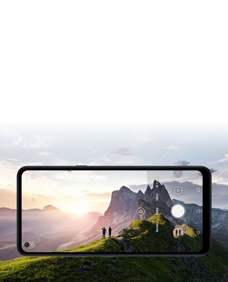 Smartphone fotografando duas pessoas que assistem ao nascer do sol na montanha