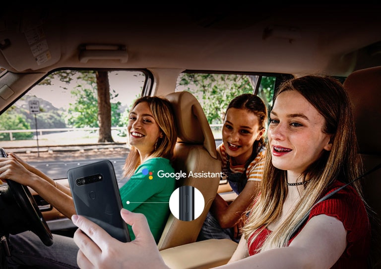 Mulher usando a função Google Assistente do smartphone para pesquisar enquanto está dentro do carro