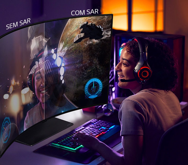 Uma imagem de uma pessoa jogando na LG OLED Flex. O lado direito da tela possui a tecnologia SAR aplicada e mostra apenas os gráficos do jogo. O lado esquerdo da tela não é SAR e tem um reflexo do rosto do jogador.