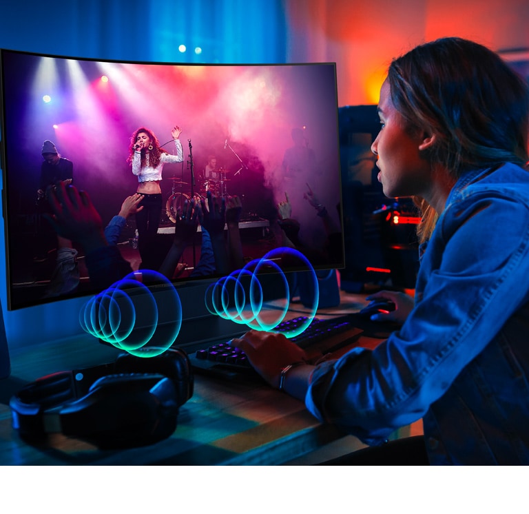 Uma imagem de uma pessoa assistindo a um show na LG OLED Flex. Balões de diálogos representando áudio são emitidos pela frente da televisão.