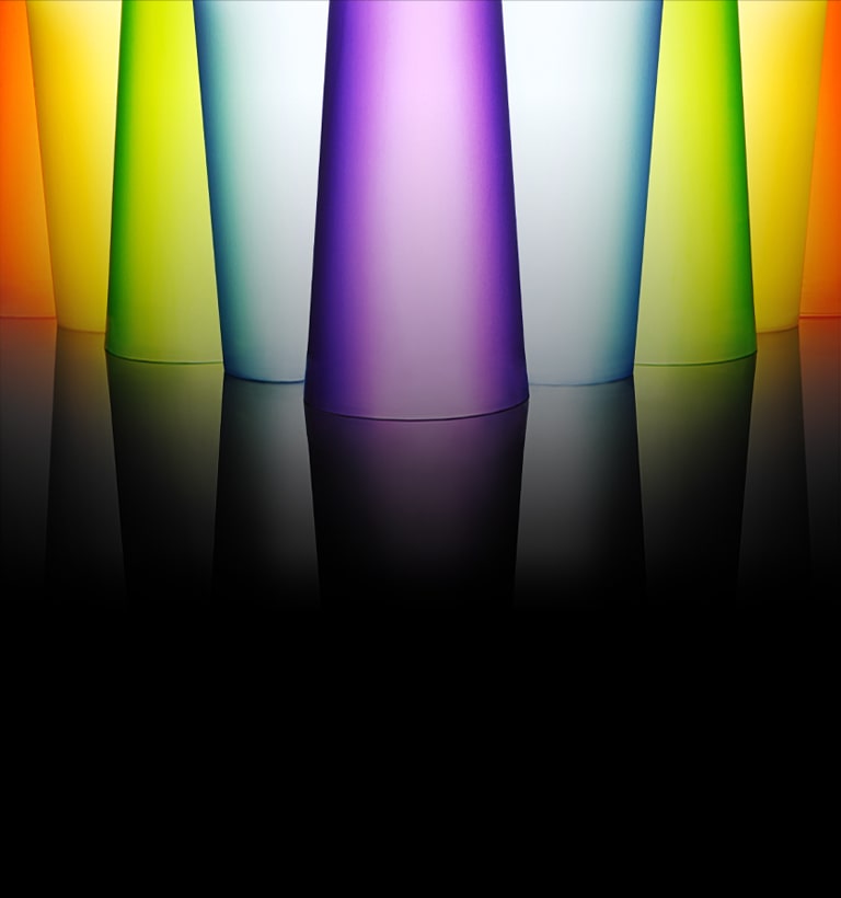 Imagem de copos de vidro brilhantes e coloridos.