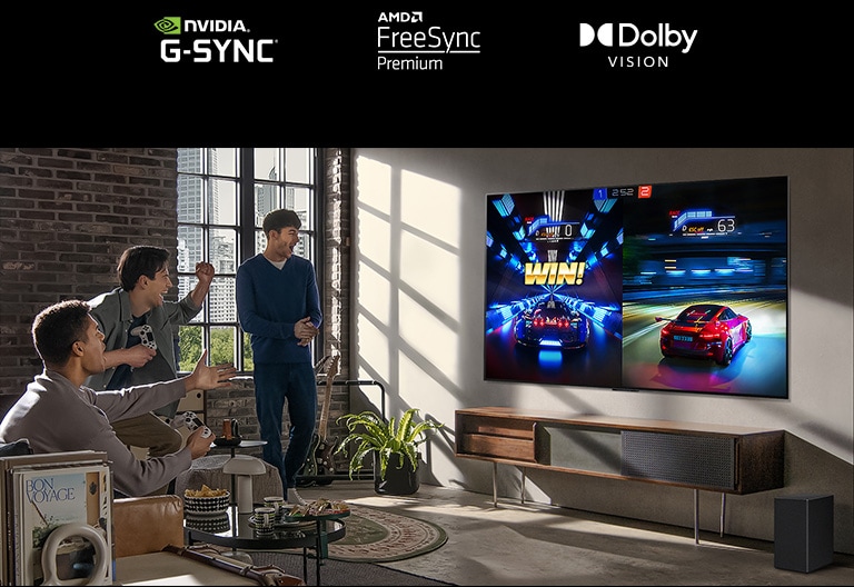 Imagem de três homens disputando um game de corrida numa TV LG OLED, no apartamento de uma cidade moderna.