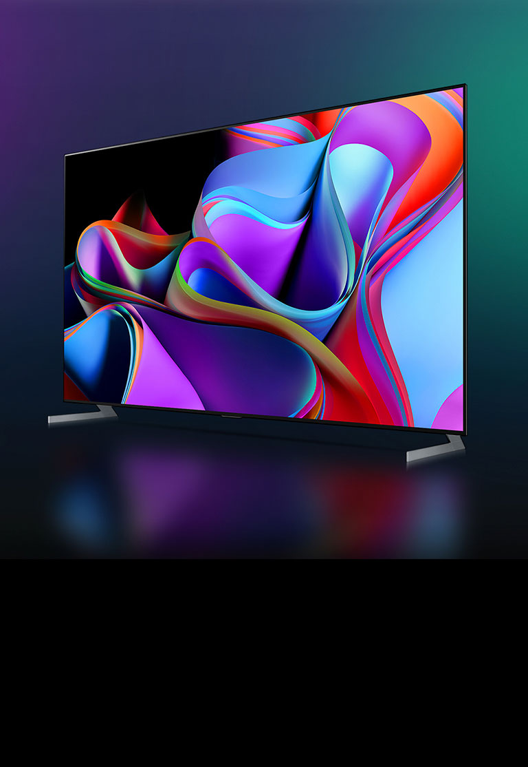 Um vídeo se abre com as palavras LG SIGNATURE OLED 8K em fonte branca e o suporte de chão da LG OLED Z3 contra um fundo preto. Em seguida, as palavras desaparecem, e a tela da OLED surge sobre a base. O vídeo se afasta para mostrar integralmente a LG OLED Z3. A tela dela está preenchida com uma colorida obra de arte abstrata, e o fundo muda para um degradê de azul e roxo.