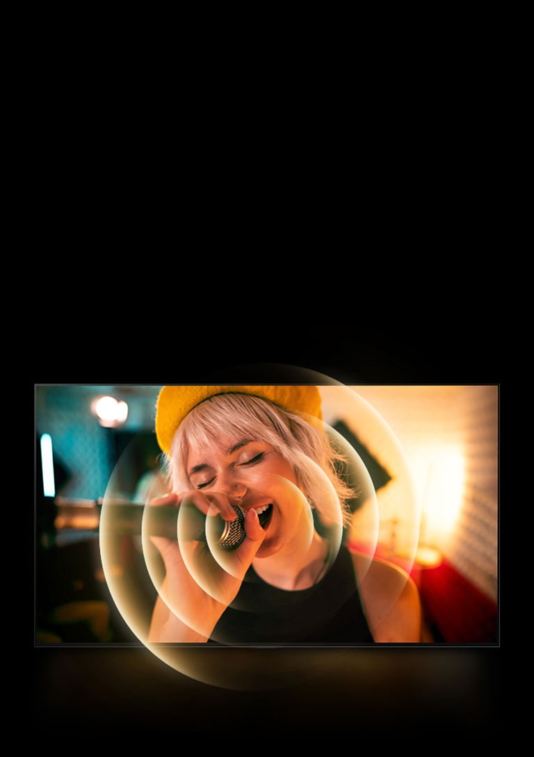 Imagem de uma mulher cantando com o microfone na mão enquanto há um círculo laranja em volta de sua boca para ilustrar a paisagem sonora.