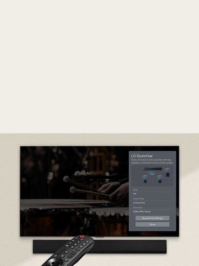 Uma imagem do controle remoto apontado para uma TV OLED da LG mostrando as configurações de controle da soundbar no lado direito da tela.