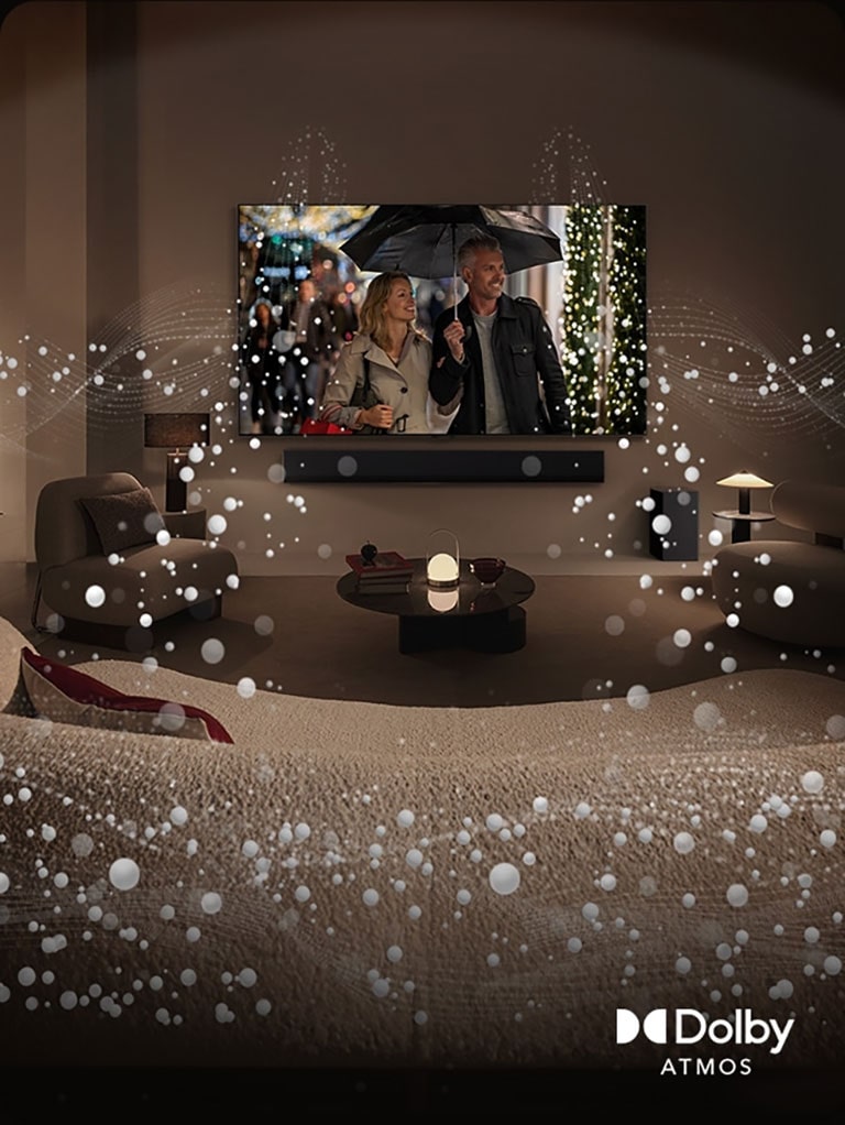 Uma imagem de uma sala de estar aconchegante à meia-luz. Uma cena sendo exibida na TV na qual um casal está usando um guarda-chuva e gráficos circulares brilhantes cercam o ambiente. O logotipo Dolby Atmos é exibido no canto inferior esquerdo.