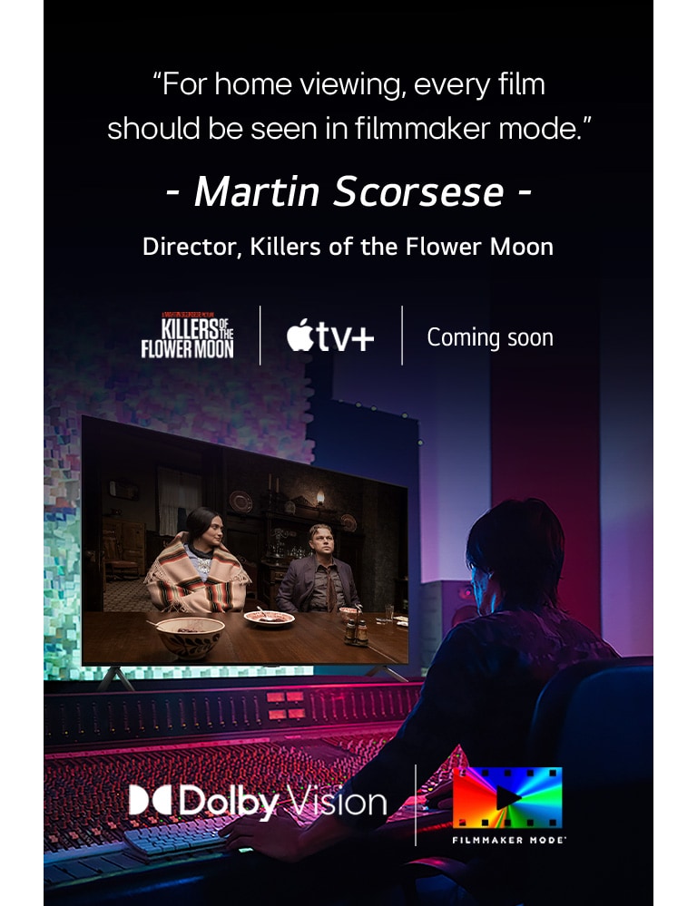 Uma imagem de um homem em um estúdio de edição escuro olhando para uma LG TV exibindo o filme “Killers of the Flower Moon”. O texto sobreposto à imagem diz: "Para assistir em casa, todo filme deve ser visto em filmmaker mode." seguido por "Martin Scorsese, Director, Killers of the Flower Moon" abaixo. O logotipo “Killers of the Flower Moon”, o logotipo da Apple TV e o texto “em breve” aparecem abaixo.