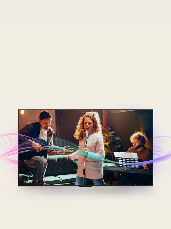 Na imagem, há um homem tocando violão, uma mulher cantando em um microfone e um homem tocando piano. As ondas sonoras que vêm delas mostram a emissão de áudio e como a qualidade do som é aprimorada com o AI Clear Sound.