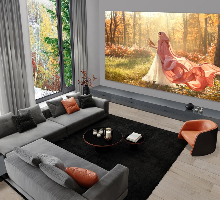Painel LAEC instalado em um suporte motorizado* em uma sala de conferência. Uma usuária compartilha a tela do laptop com o painel LAEC por meio do recurso One:Quick Share da LG.
