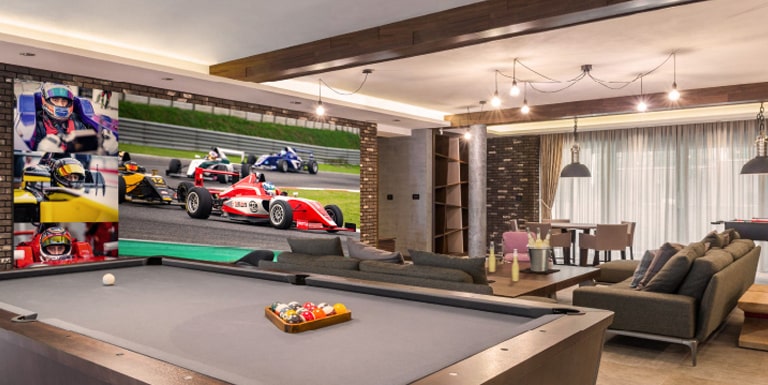 As pessoas fazem reuniões enquanto assistem à tela e escutam música com a LAEC por meio do alto-falante integrado, instalados na sala de reunião.