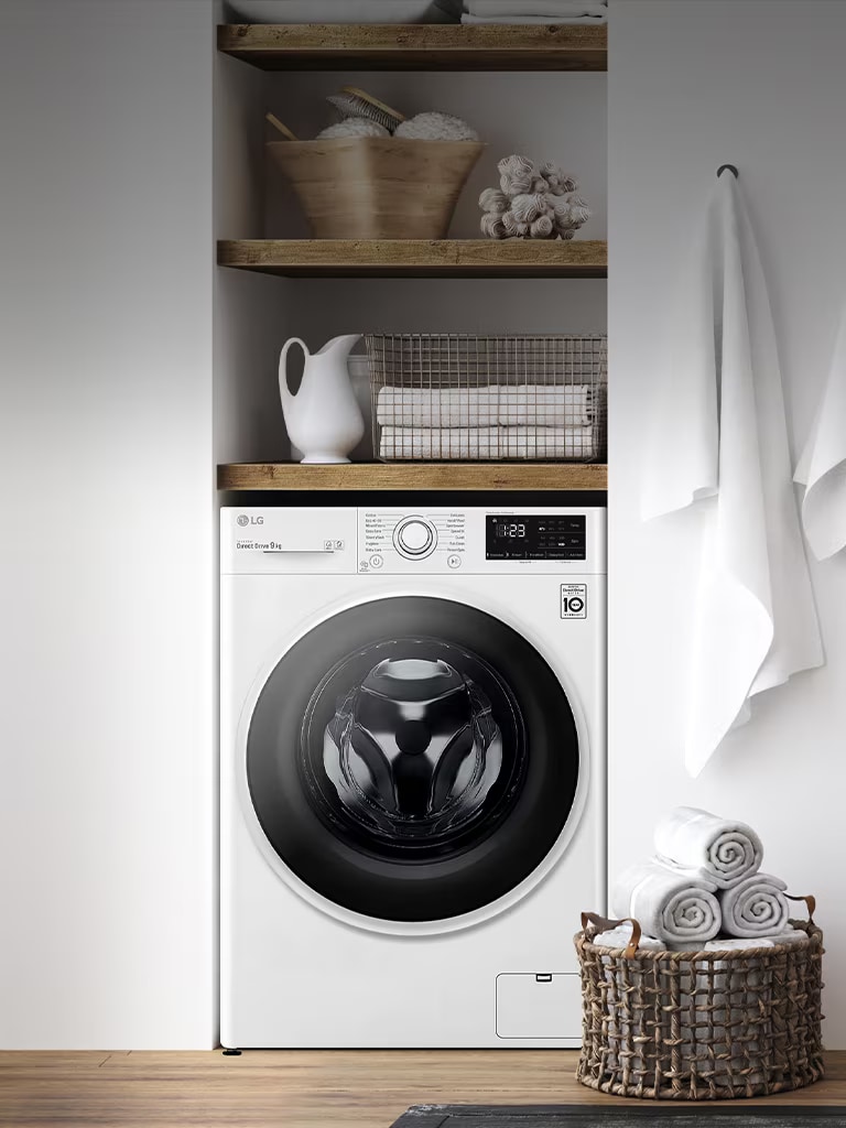 Esta é uma imagem de uma lavadora de roupas em uma lavanderia.
