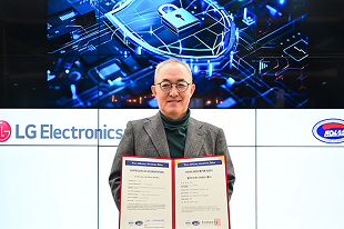 Executivo da LG Electronics segurando o certificado de acreditação para cibersegurança, com um gráfico de segurança digital ao fundo.