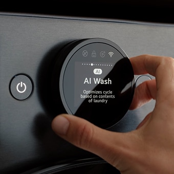 Mão ajustando o ciclo AI Wash na máquina de lavar LG usando o dial de controle inteligente.