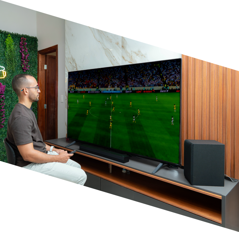 Rafinha assistindo a uma tela com o Modo Esportes desligado