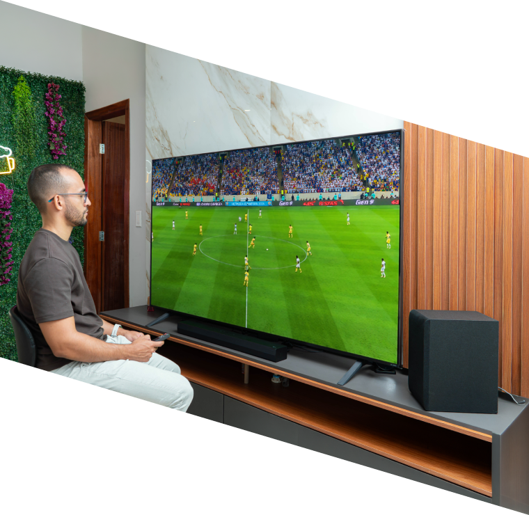 Rafinha assistindo a uma tela com o Modo Esportes ligado