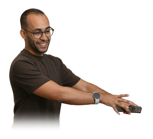 Rafinha sorrindo ao usar um controle remoto para alterar as configurações