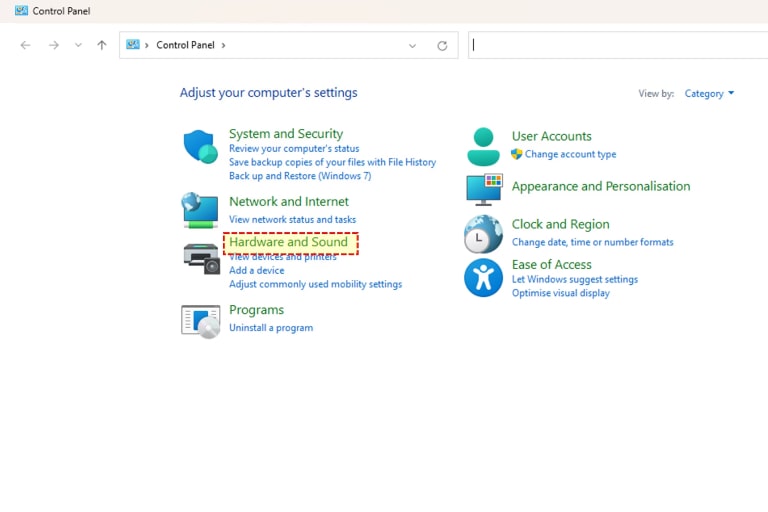 O Painel de Controle do Windows exibe opções como Sistema e Segurança, Rede e Internet e Hardware e Som no centro.