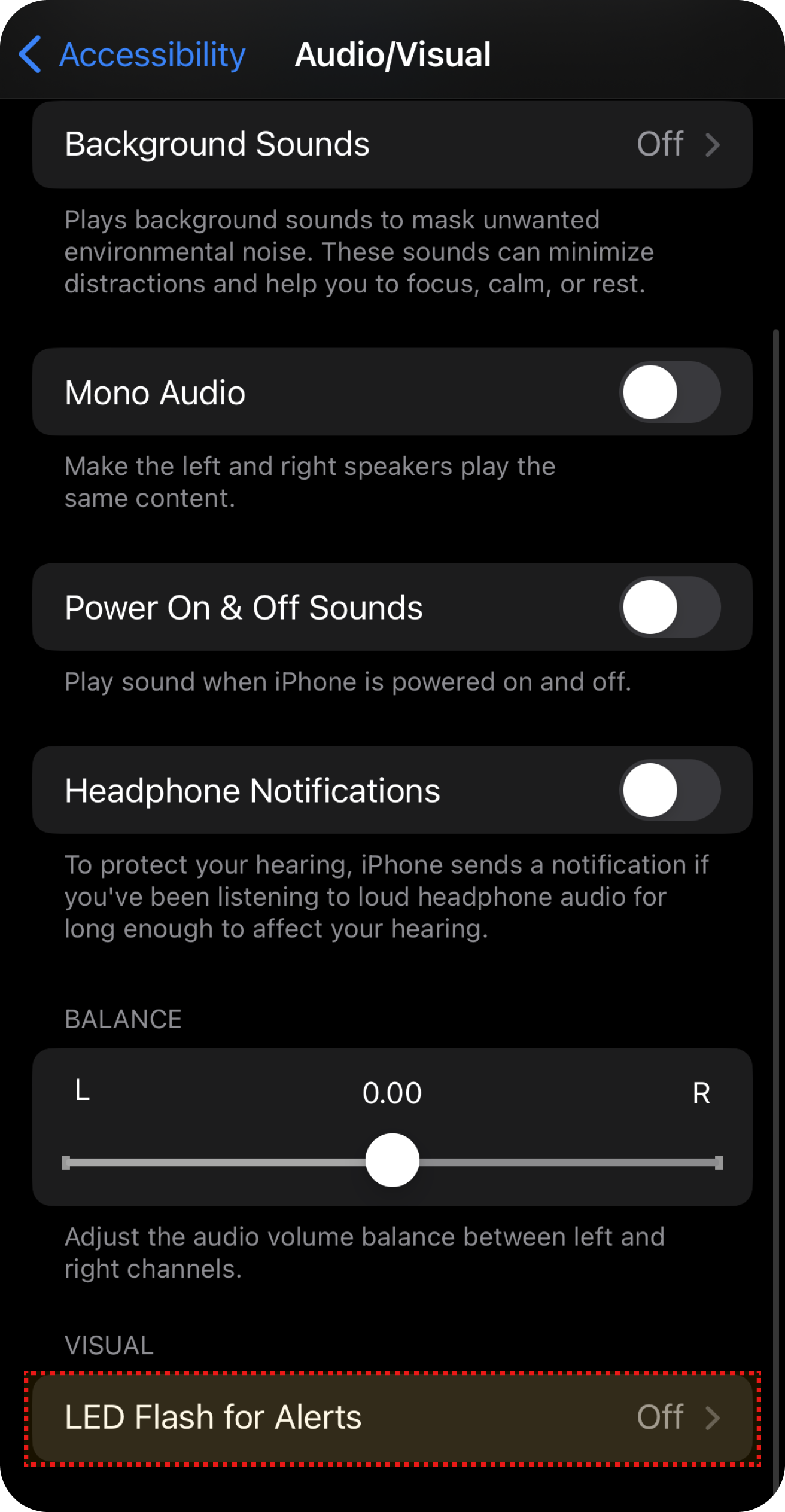 Tela de acessibilidade do iPhone com opções de sons de fundo, áudio mono, notificações de fones e alerta de LED.