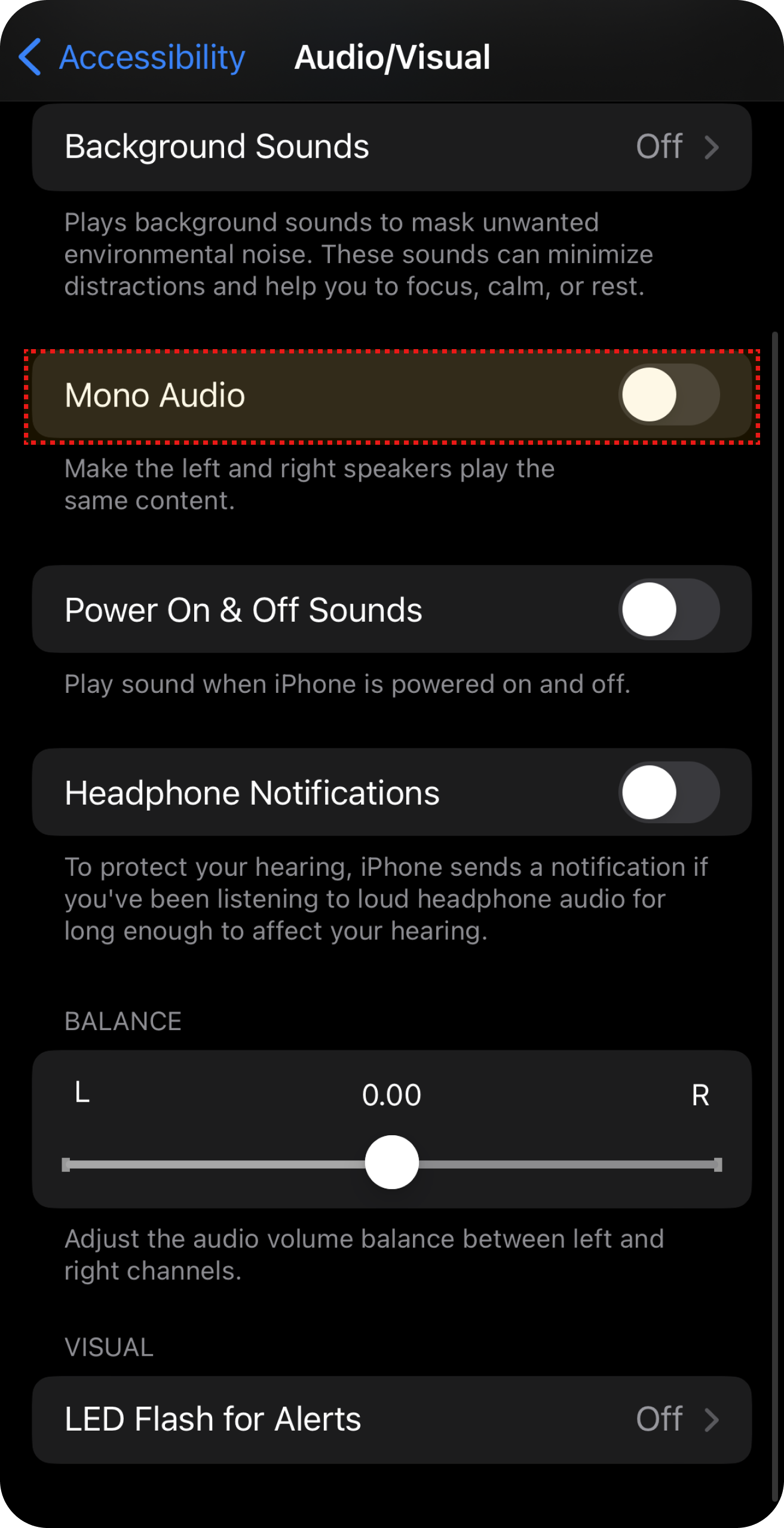 Configurações de acessibilidade de áudio no iPhone, mostrando opções como Mono Áudio, sons de fundo e notificações.
