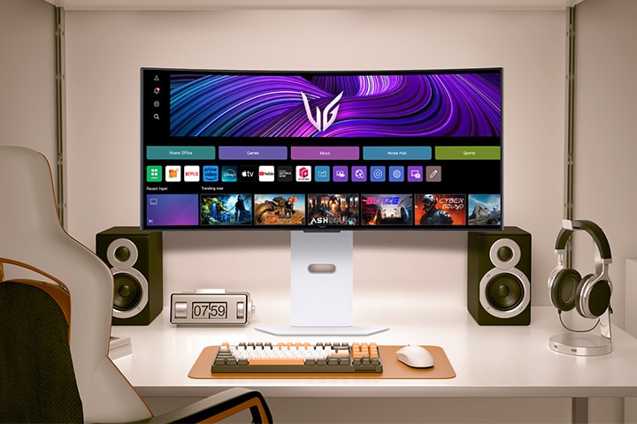 O vídeo mostra um monitor voltado para frente em uma mesa, alternando entre imagens do webOS e visuais de gameplay.