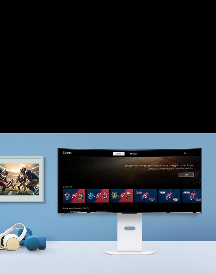 A tela do monitor inteligente colocada na mesa exibe a tela do APP DE ESPORTES. .