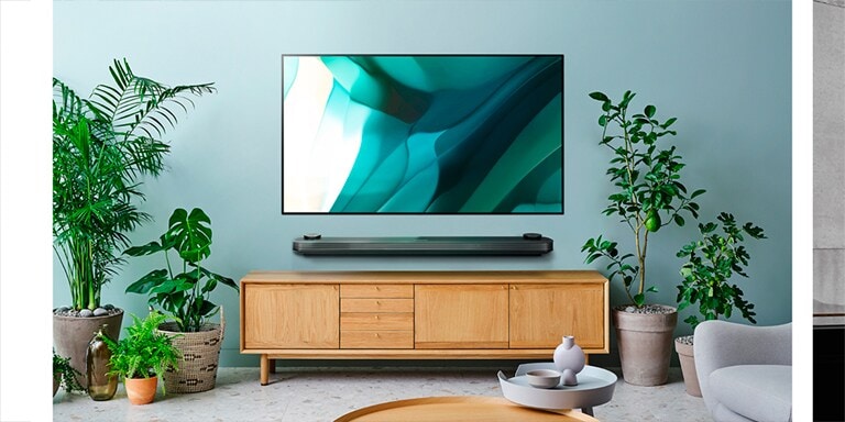 Carrossel de LG OLEDs marcantes, em diferentes formatos: LG OLED W7 2017, fina como papel de parede, em uma sala decorada com plantas e móveis de madeira. LG OLED G1 2021 com suporte Gallery em um ambiente moderno e artístico. LG OLED Pose 2022 vista de trás em uma sala descolada e, novamente, pela frente, num ambiente minimalista. LG OLED Flex em um quarto gamer. Vista da Linha LG OLED Easel em uma sala elegante e ornamentada.