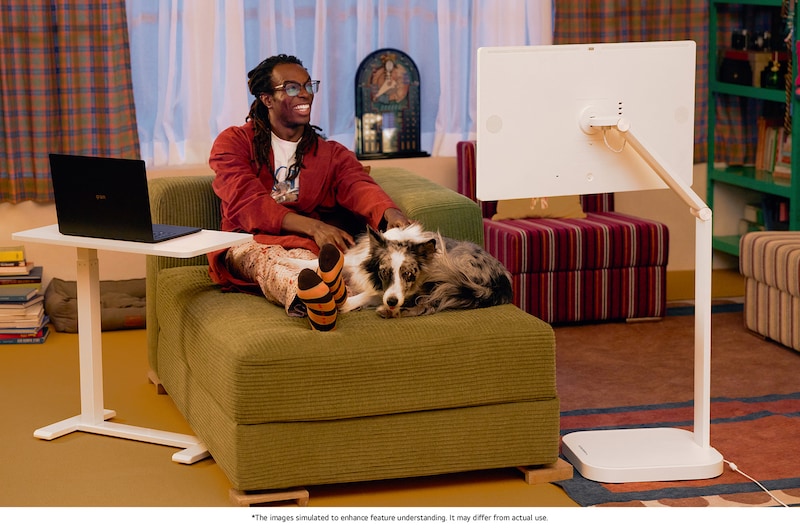 LG Monitor 32U889SA-W in a white finish is used flexibly for entertainment and comfortable everyday work in a living room setup on its ergonomic stand.