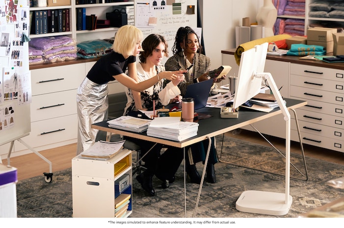 LG Monitor 32U889SA-W in a white finish in a modern creative office, used for collaborative teamwork and seamlessly integrated into the professional workspace.