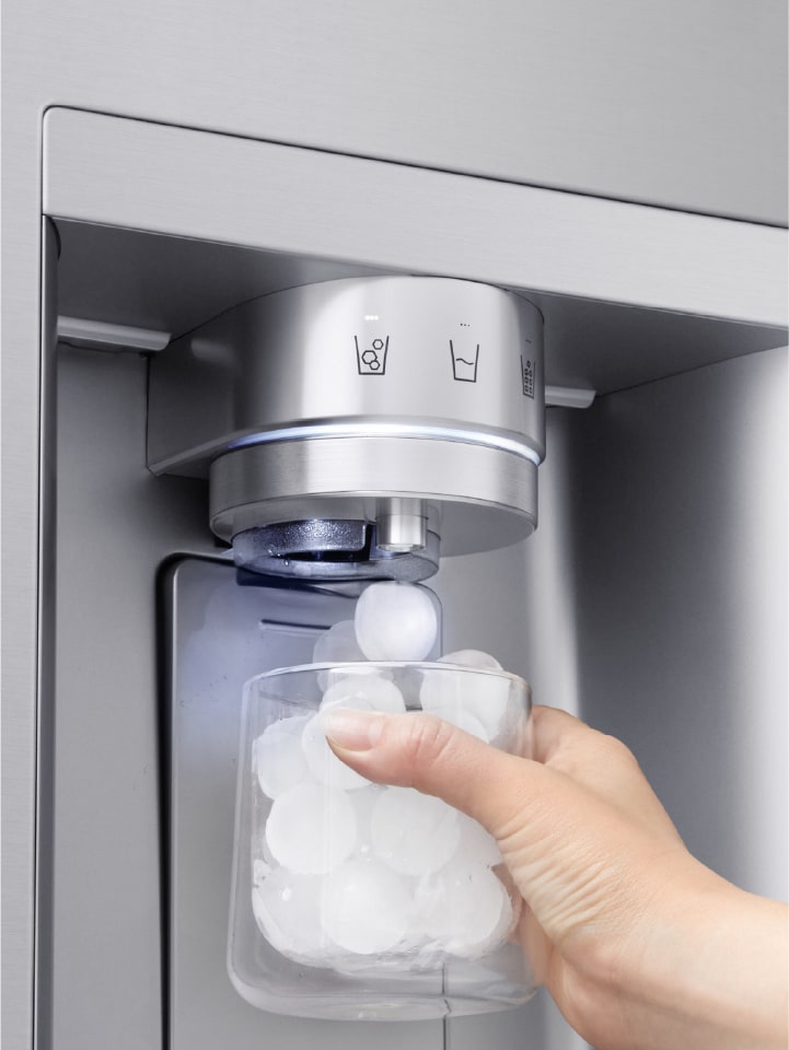 Close-up of LG refrigerator dispenser filling a glass with Mini Craft Ice®